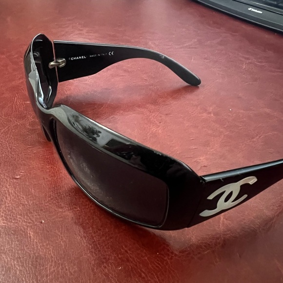 Chanel Mother of Pearl Sunglasses (Authentic) - Picture 4 of 7